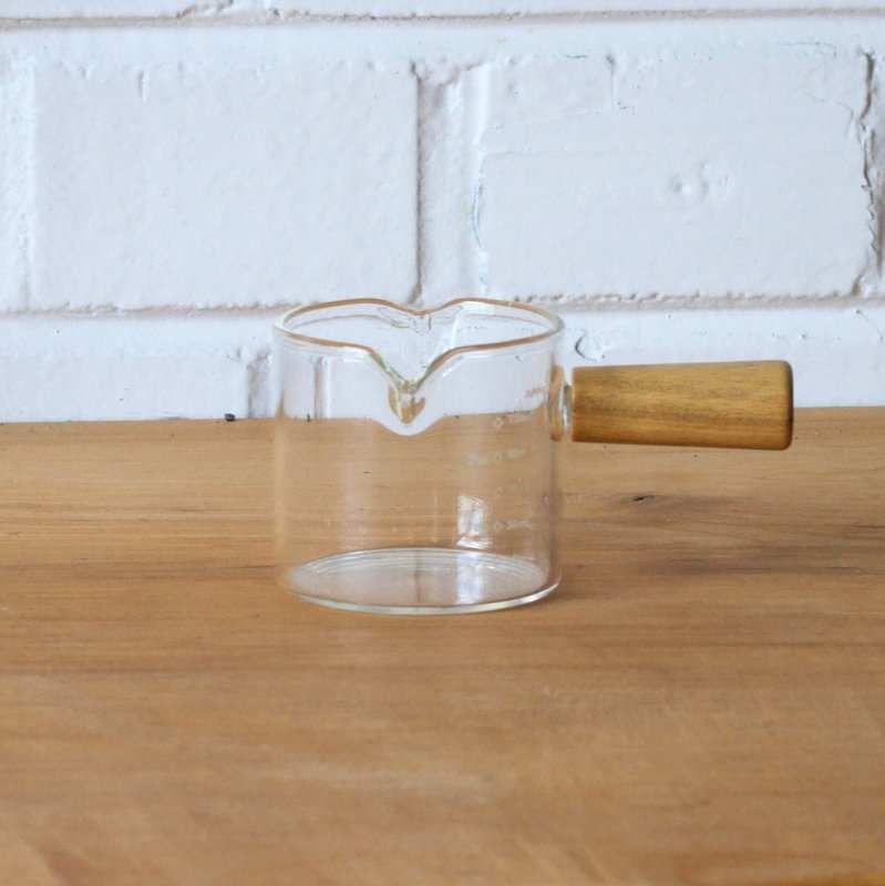 Pichet de dosage en verre avec poignée en bois - Accessoires - Cafe Barista