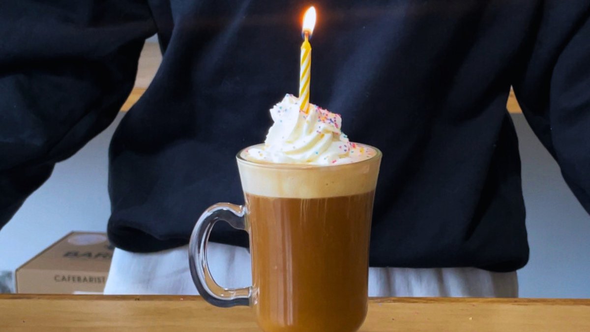 Recette de latte au gâteau d'anniversaire - Café Barista