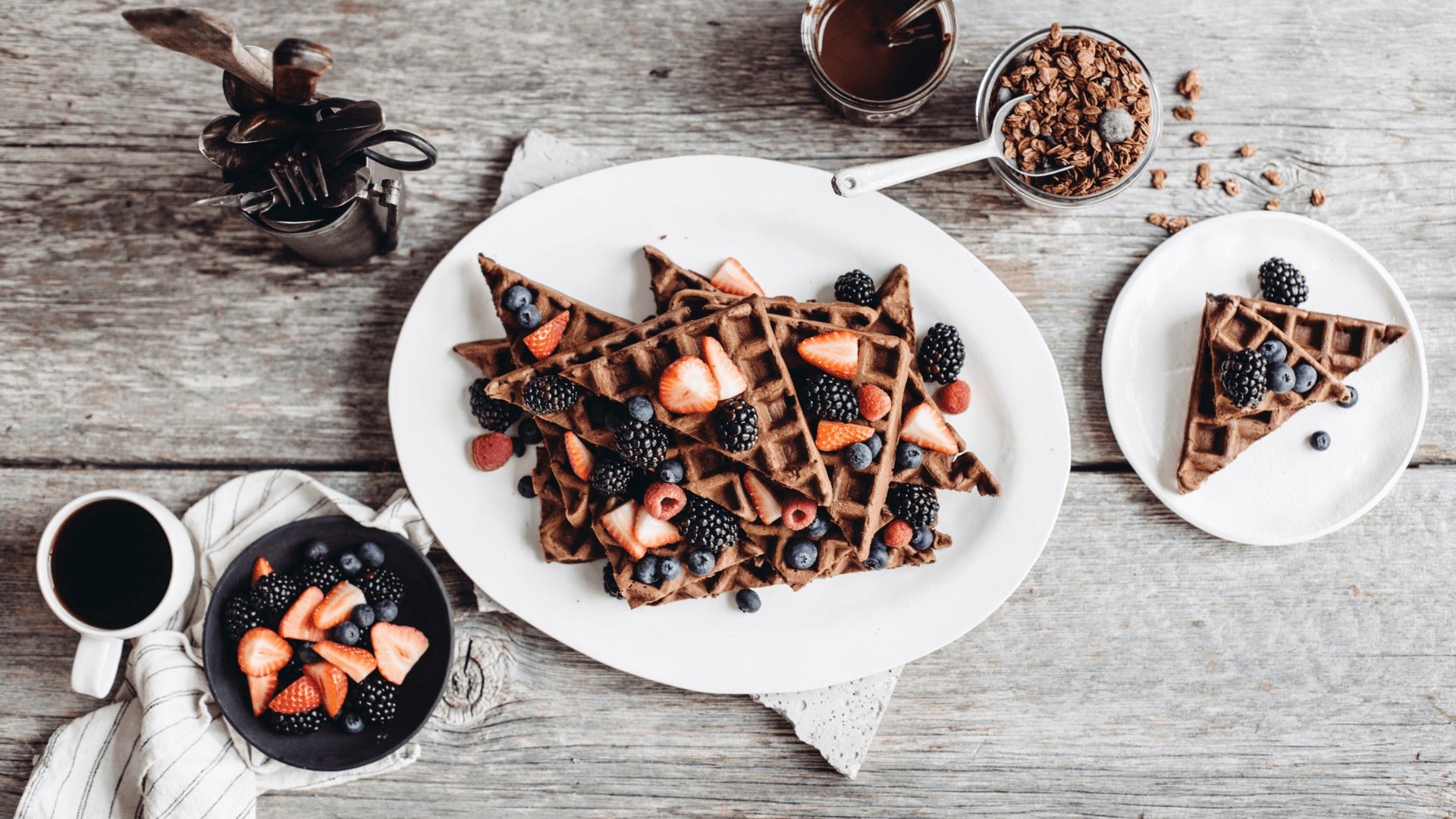 Recette de gaufres chocolatées, crème fouettée à l’espresso et granola - Café Barista