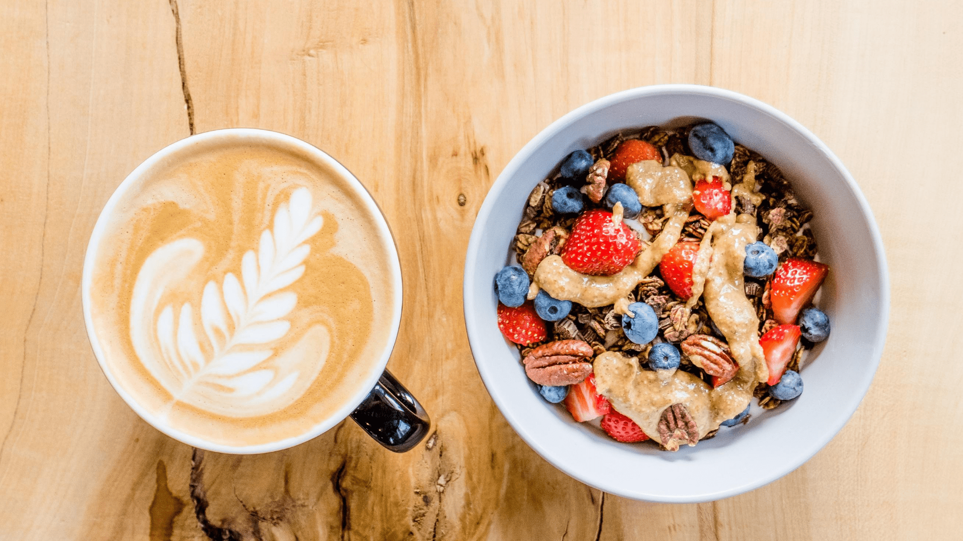 Parfait au yogourt, fruits, granola et beurre de noix - Café Barista