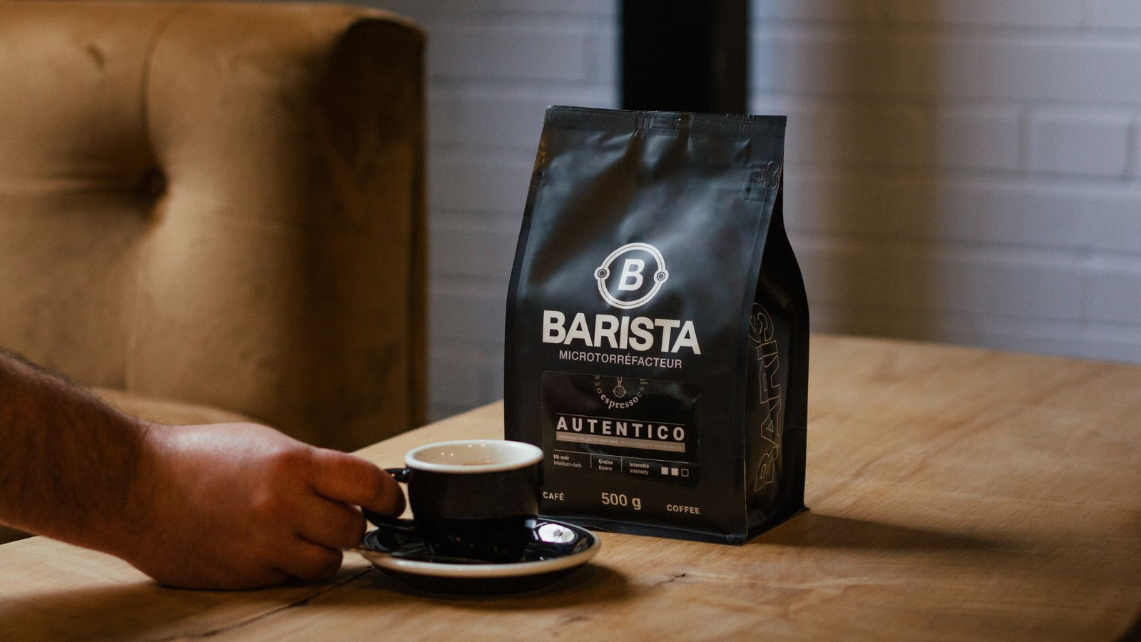 Gros Plan Du Café Barista à La Main Faisant Du Café à L'aide D'un Sabotage  Sur Le Comptoir En Bois Du Café