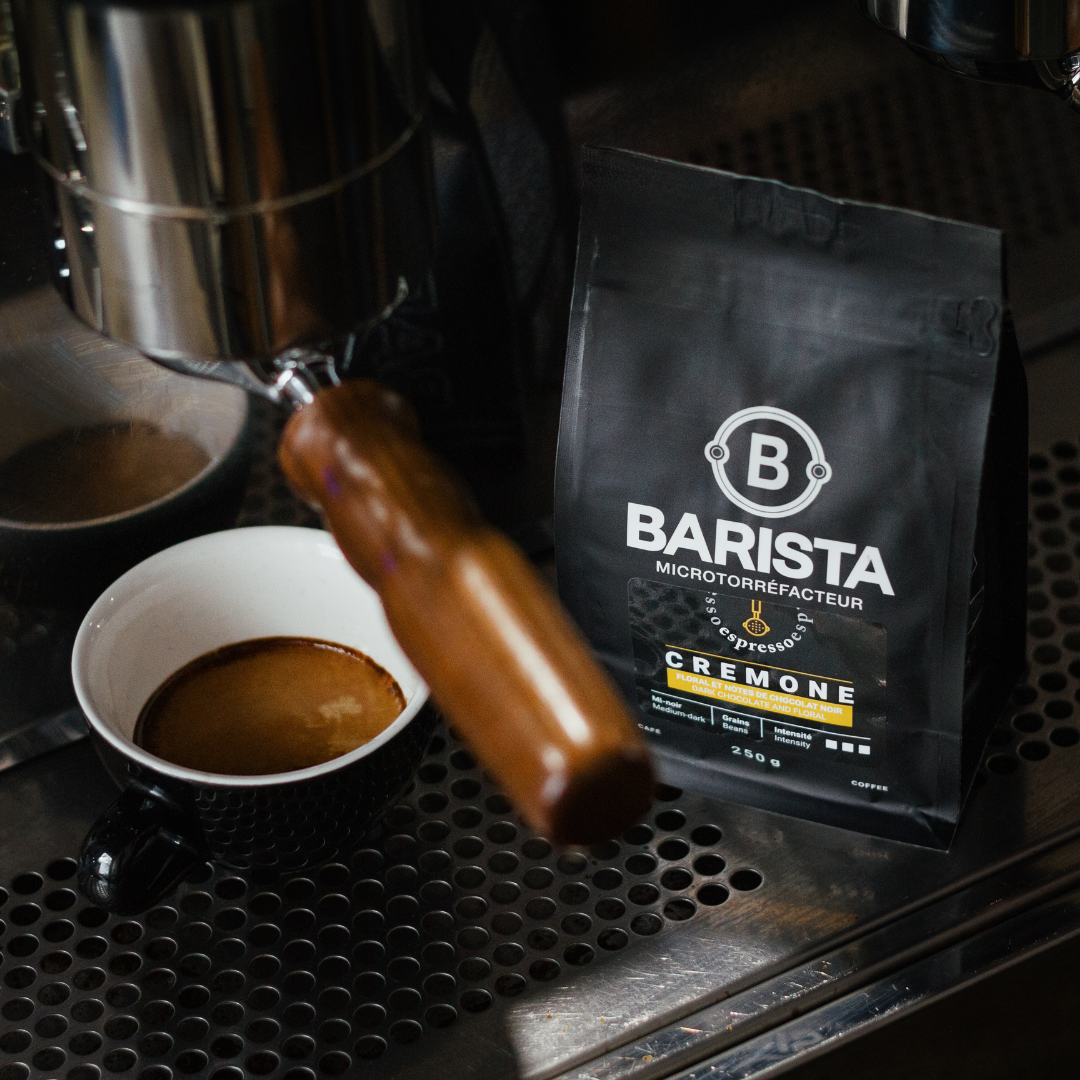 espresso avec sac de café sur une machine à espresso. espresso with coffee bag next to it on an espresso machine