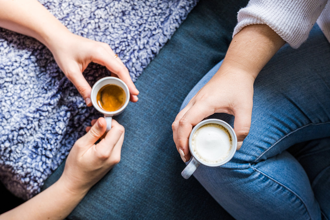 deux personnes tenant un espresso et un cortado