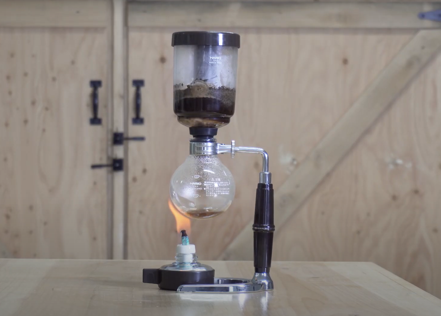 cafetière à siphon en train d'infuser du café