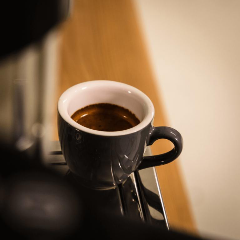 tasse d'espresso sur une machine à café