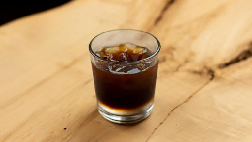 espresso tonic sur une table de bois