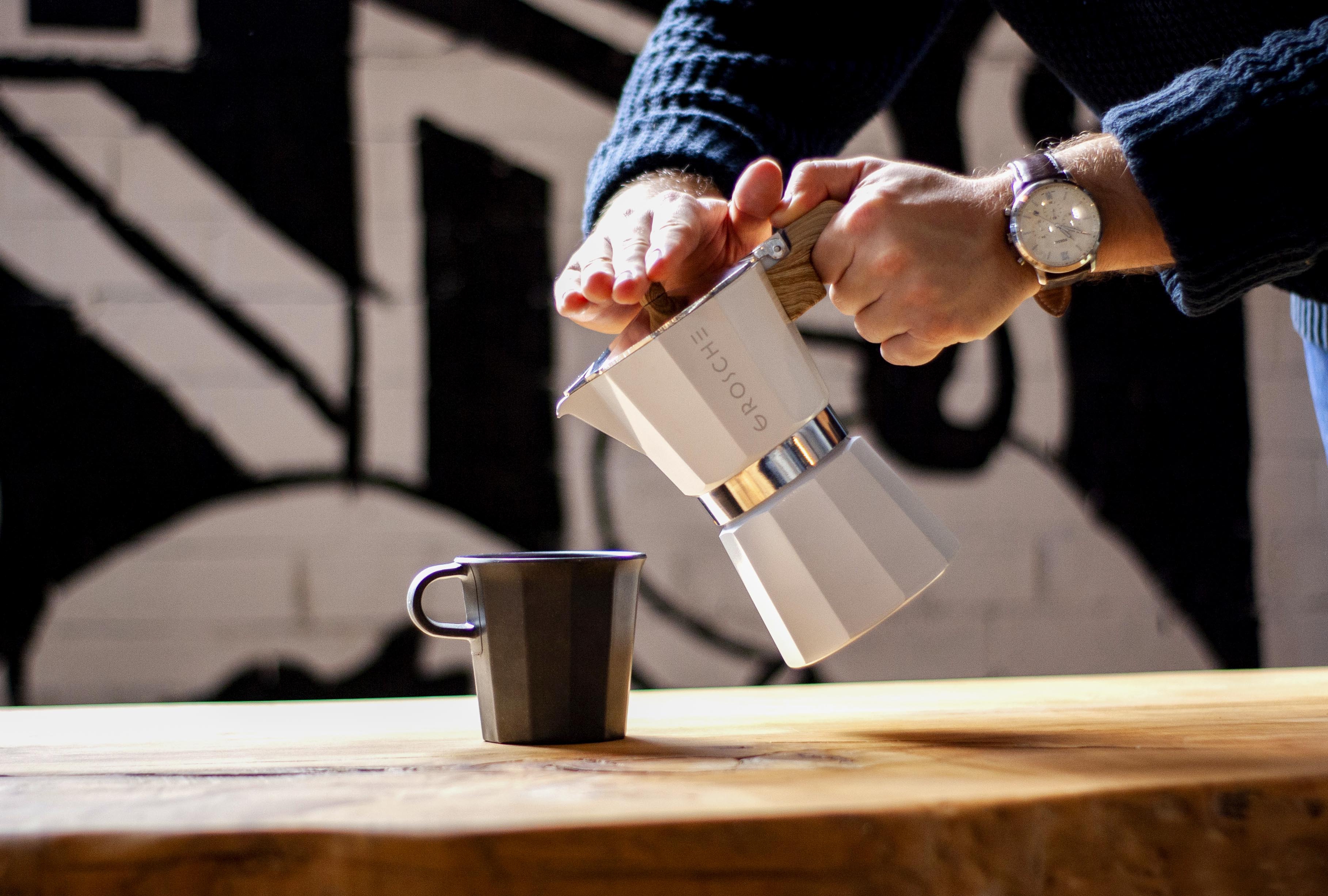 cafe servi avec une cafetiere moka