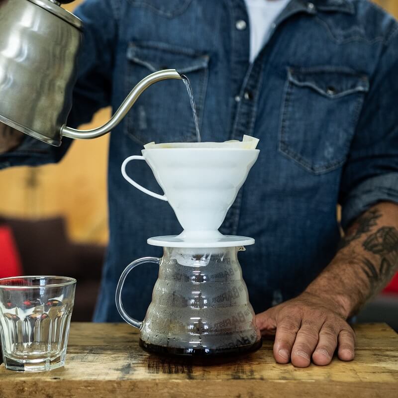 café filtre en préparation dans un dripper v60