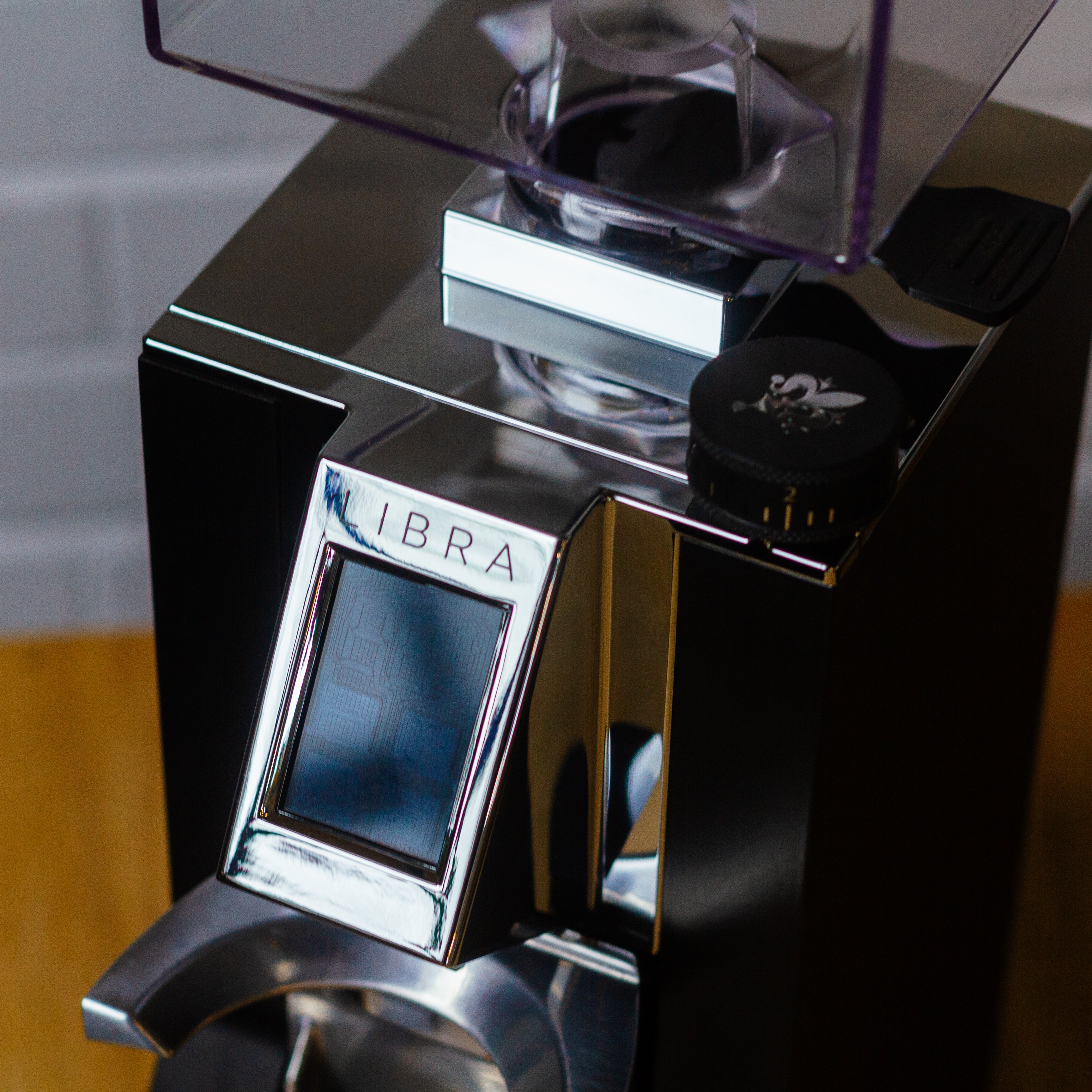 Le Libra Grinder est un moulin à café de haute qualité conçu pour les  amateurs de café qui exigent précision et constance dans leur café. Ce  moulin est construit avec un moteur